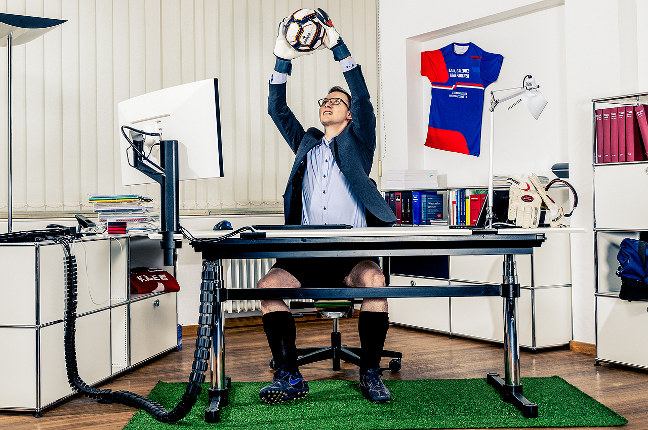 Fabian Klee, begeisterter Hobby-Kicker, in Fussballmontur, fängt Ball.