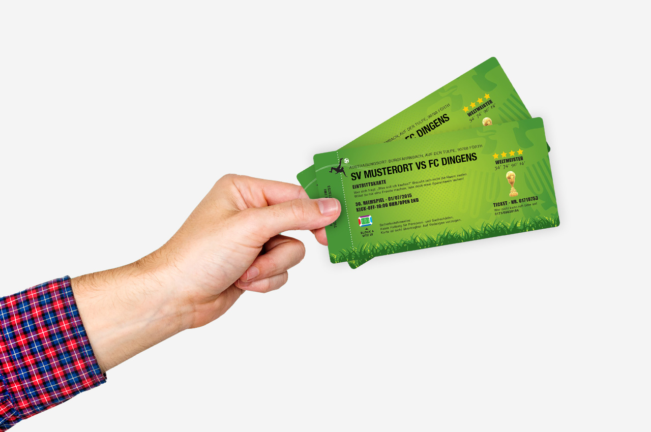 Hand hält 2 Eintrittskarten zu einem Fussballspiel, neutraler Hintergrund.