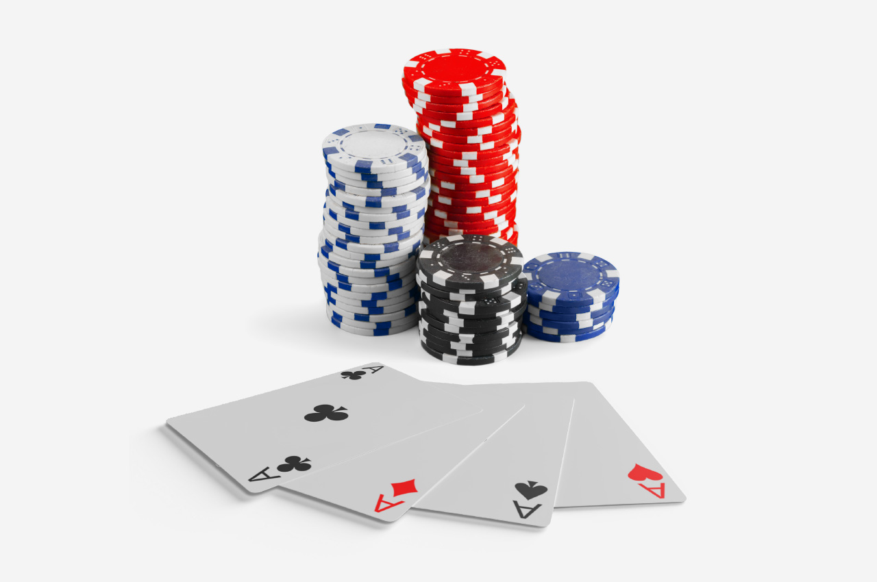 Pokerchips und vier Asse, neutraler Hintergrund.