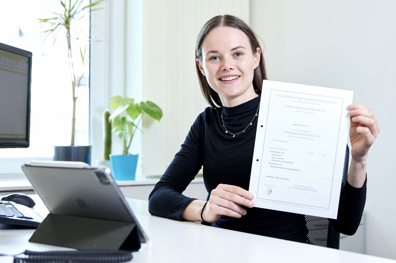 Svenja Felbick, lächelnd, mit ihrem Prüfungszeugnis