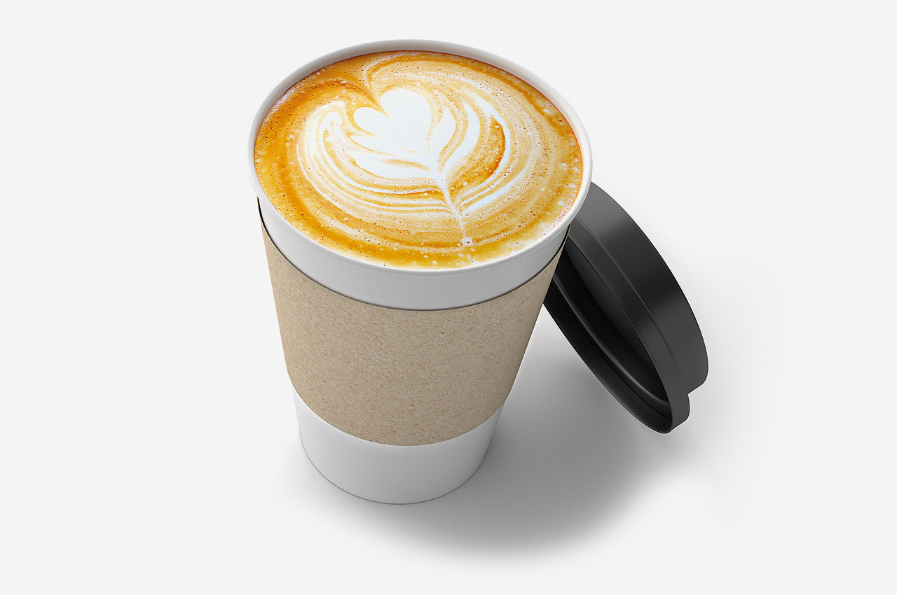 Coffee-to-go Becher, gefüllt mit Milchkaffee. Neutraler Hintergrund.