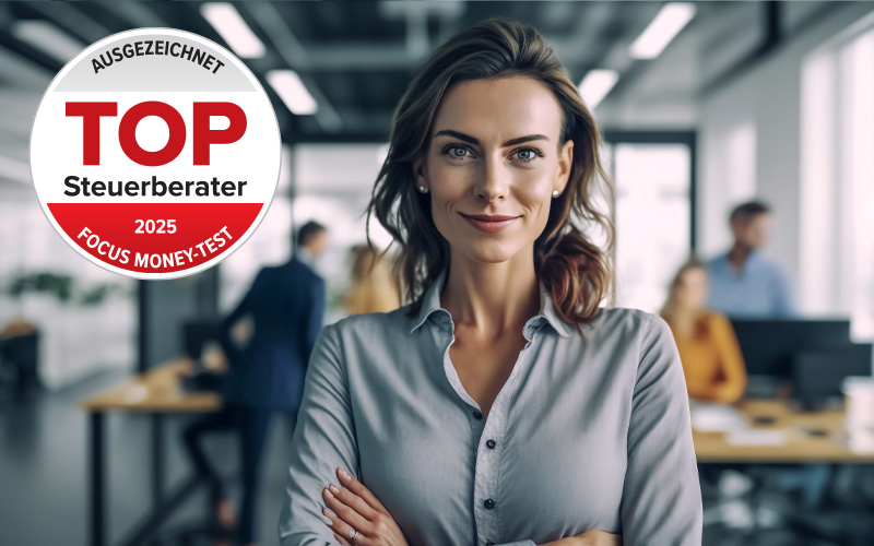 Steuerberaterin, lächelnd vor Büro-Hintergrund. Auszeichnung TOP-Steuerberater 2025 von Focus Money links im Bild.