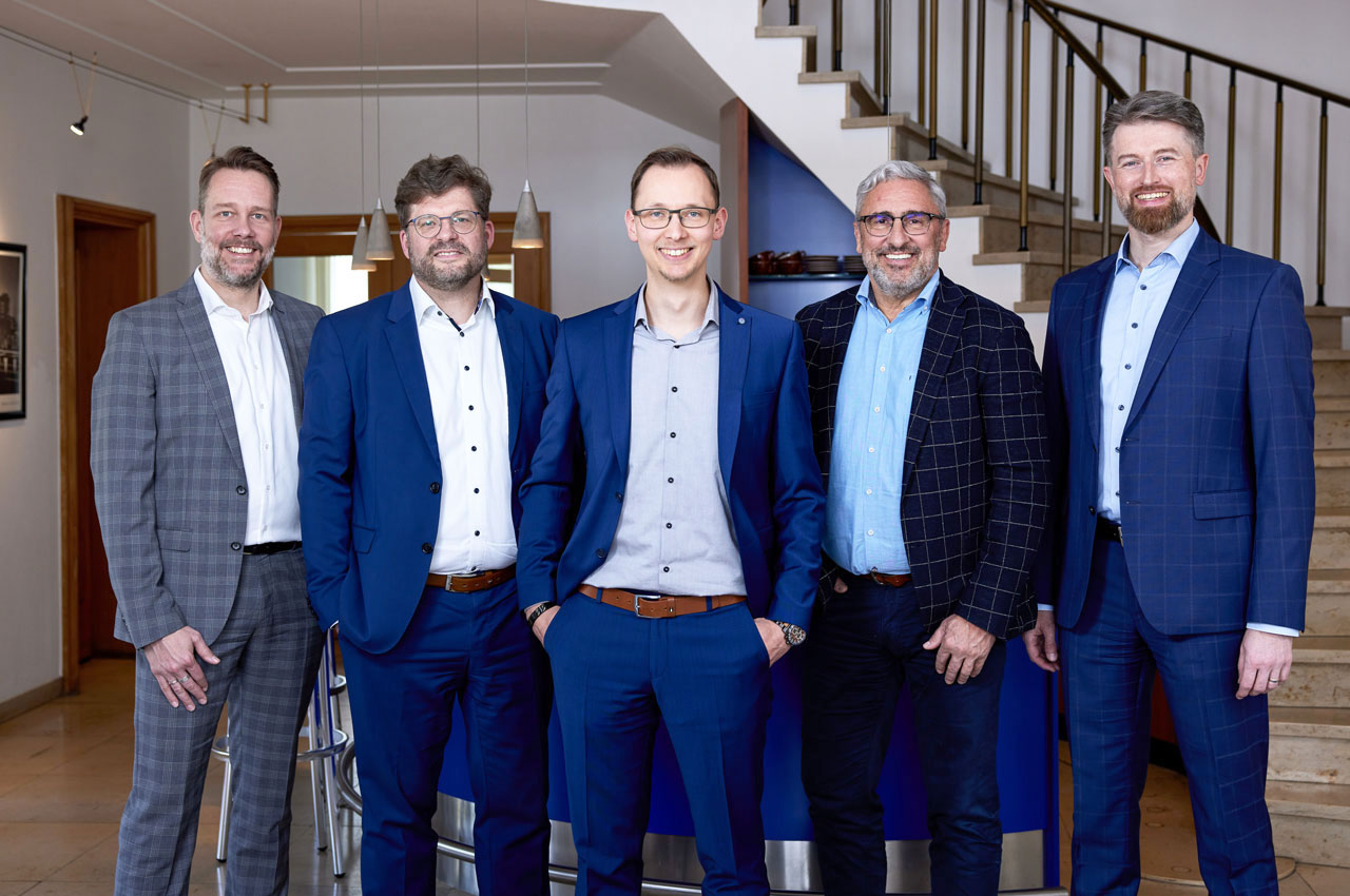 Die 5 Partner von Kaib, Galldiks und Partner vor dem Eingangsbereich des Remscheider Standorts.
