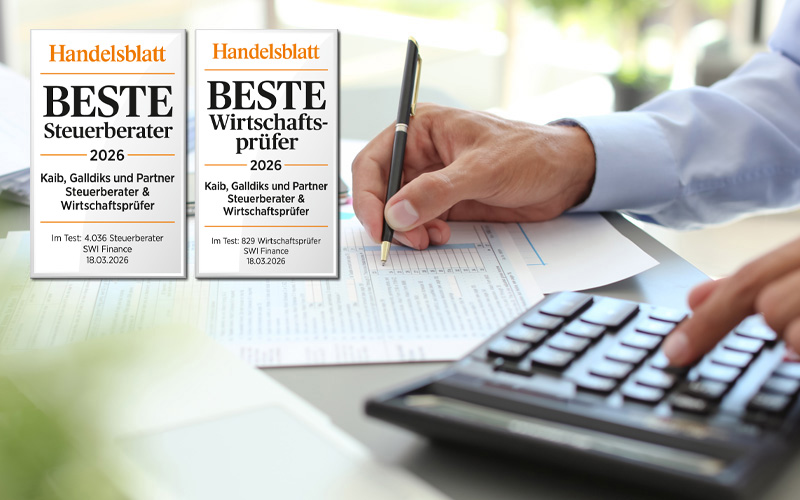 Auszeichnungen Beste Steuerberater und Wirtschaftsprüfer 2026 vom Handelsblatt. Im Hintergrund Taschenrechner und Formulare.