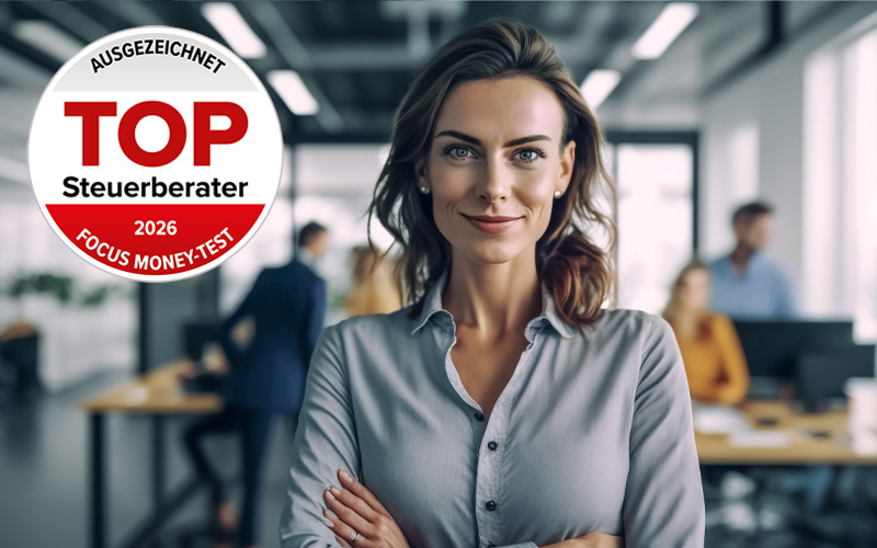 Steuerberaterin, lächelnd vor Büro-Hintergrund. Auszeichnung TOP-Steuerberater 2026 von Focus Money links im Bild.